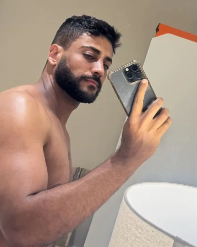 Wellington photo 8, latino, curvy, black hair, 185 cm, 90 kg, Hong Kong