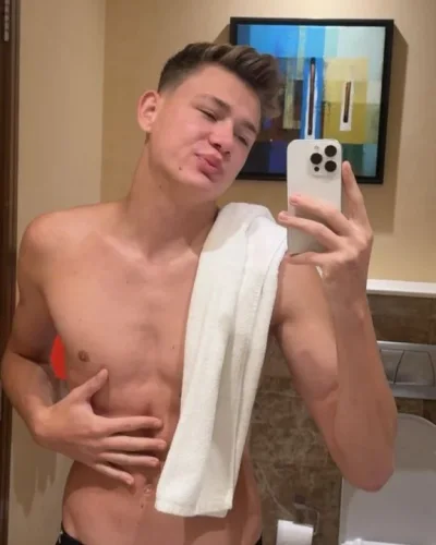 Tyler photo 2, latino, average, brunette, 185 cm, 68 kg, Hong Kong