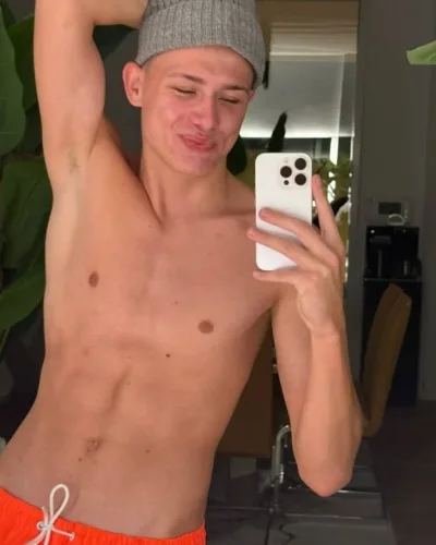 Tyler photo 3, latino, average, brunette, 185 cm, 68 kg, Hong Kong