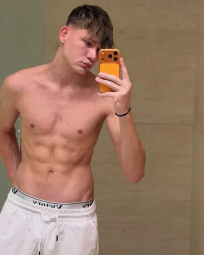 Tyler photo 4, latino, average, brunette, 185 cm, 68 kg, Hong Kong