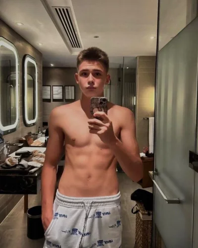Tyler photo 5, latino, average, brunette, 185 cm, 68 kg, Hong Kong