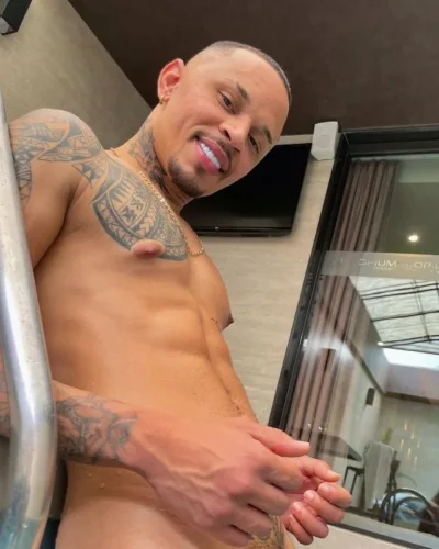 Vini photo 1, latino, curvy, blonde hair, 185 cm, 86 kg, Hong Kong