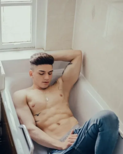 Zac photo 20, latino, curvy, black hair, 178 cm, 83 kg, Hong Kong