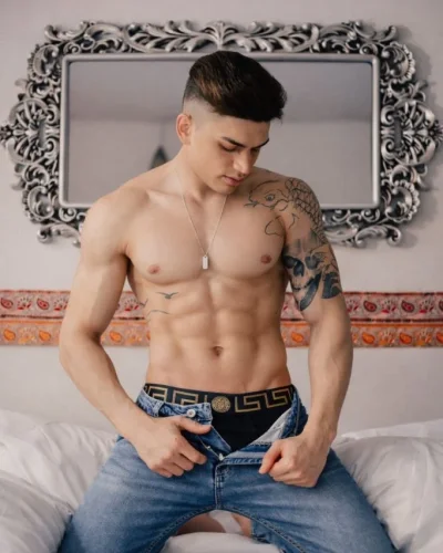 Zac photo 35, latino, curvy, black hair, 178 cm, 83 kg, Hong Kong