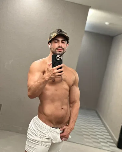 Valls photo 12, latino, curvy, black hair, 178 cm, 83 kg, Hong Kong