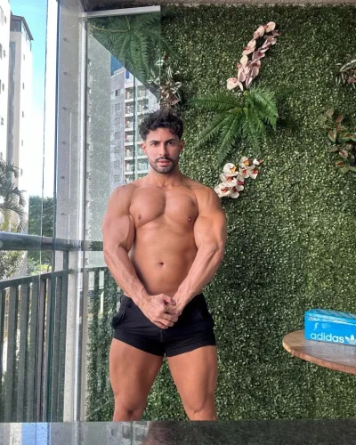 Valls photo 16, latino, curvy, black hair, 178 cm, 83 kg, Hong Kong