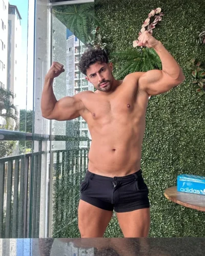 Valls photo 17, latino, curvy, black hair, 178 cm, 83 kg, Hong Kong