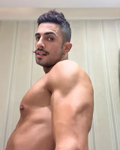 Valls photo 19, latino, curvy, black hair, 178 cm, 83 kg, Hong Kong