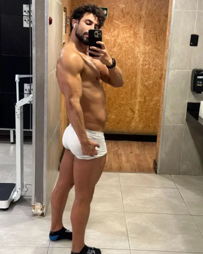 Valls photo 2, latino, curvy, black hair, 178 cm, 83 kg, Hong Kong