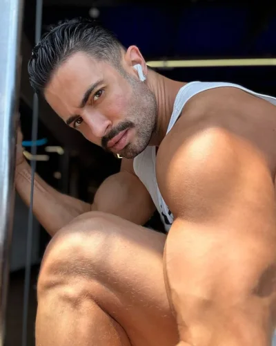 Valls photo 20, latino, curvy, black hair, 178 cm, 83 kg, Hong Kong