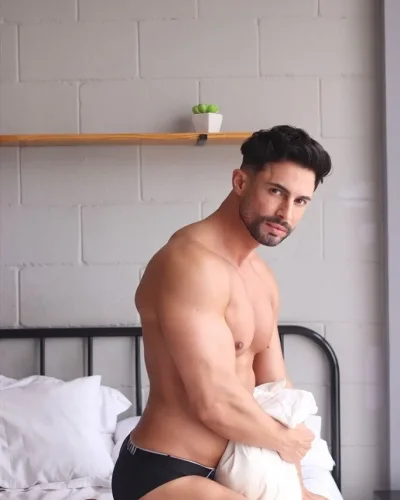 Valls photo 24, latino, curvy, black hair, 178 cm, 83 kg, Hong Kong