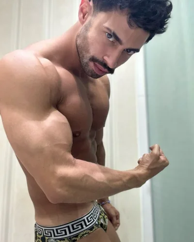 Valls photo 27, latino, curvy, black hair, 178 cm, 83 kg, Hong Kong