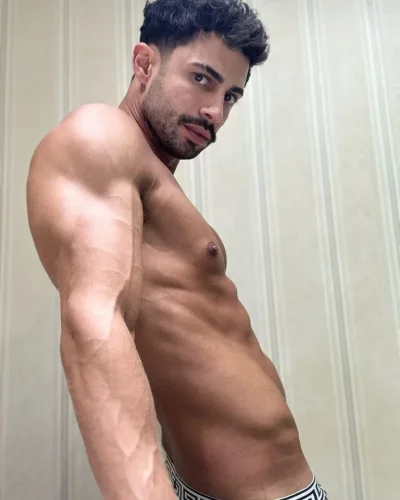 Valls photo 3, latino, curvy, black hair, 178 cm, 83 kg, Hong Kong