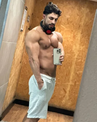 Valls photo 4, latino, curvy, black hair, 178 cm, 83 kg, Hong Kong