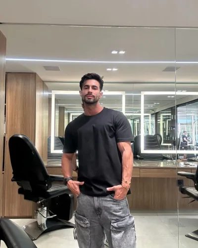 Valls photo 6, latino, curvy, black hair, 178 cm, 83 kg, Hong Kong