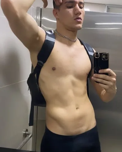 Vicente photo 3, latino, average, black hair, 185 cm, 77 kg, Hong Kong
