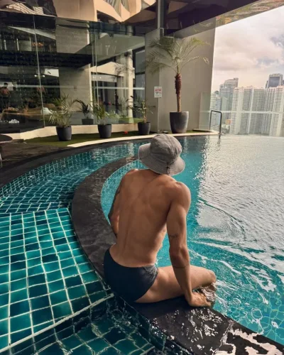 Liam photo 1, latino, average, black hair, 183 cm, 74 kg, Hong Kong