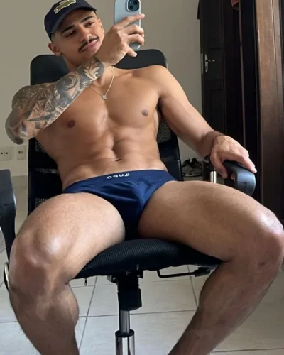 Liam photo 6, latino, average, black hair, 183 cm, 74 kg, Hong Kong