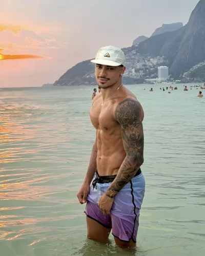 Liam photo 8, latino, average, black hair, 183 cm, 74 kg, Hong Kong