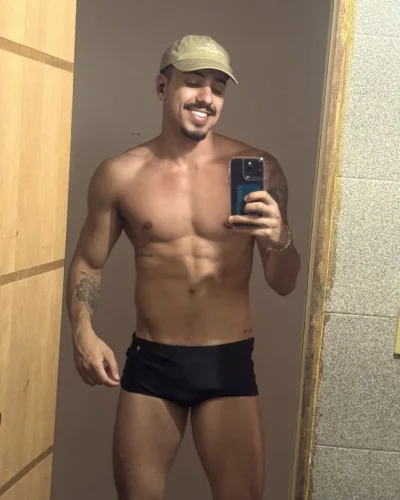 Vitor photo 21, latino, athletic, black hair, 188 cm, 83 kg, Hong Kong