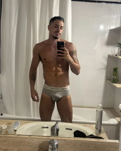 Vitor photo 23, latino, athletic, black hair, 188 cm, 83 kg, Hong Kong
