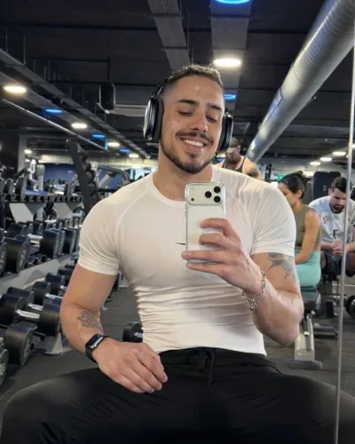 Vitor photo 27, latino, athletic, black hair, 188 cm, 83 kg, Hong Kong