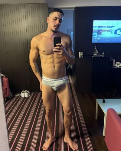 Vitor photo 7, latino, athletic, black hair, 188 cm, 83 kg, Hong Kong
